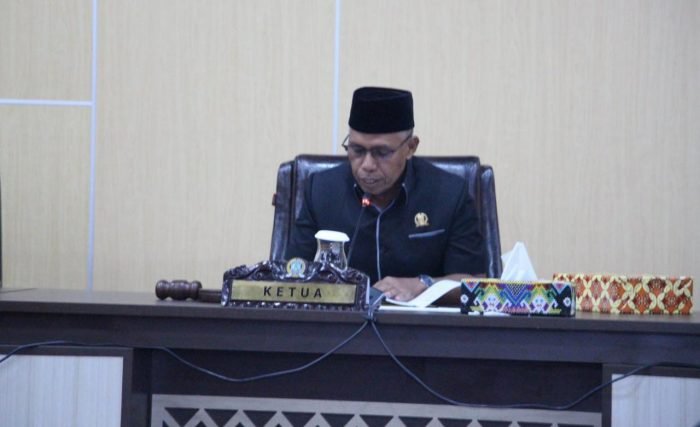 Wakil Ketua DPRD Balikpapan Subari dan Sekretaris Daerah Kota Balikpapan Muhaimin memimpin rapat paripurna, di Ruang Rapat Paripurna DPRD Balikpapan pada hari Senin (17/4/2023) sore. Foto: Niken/BorneoFlash.com