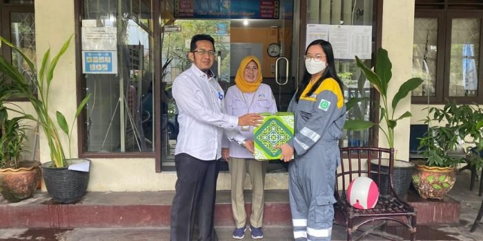 Perwakilan RDMP Balikpapan JO menyerahkan paket sembako untuk Kelurahan Karang Jati Foto: HO RDMP Balikpapan JO.