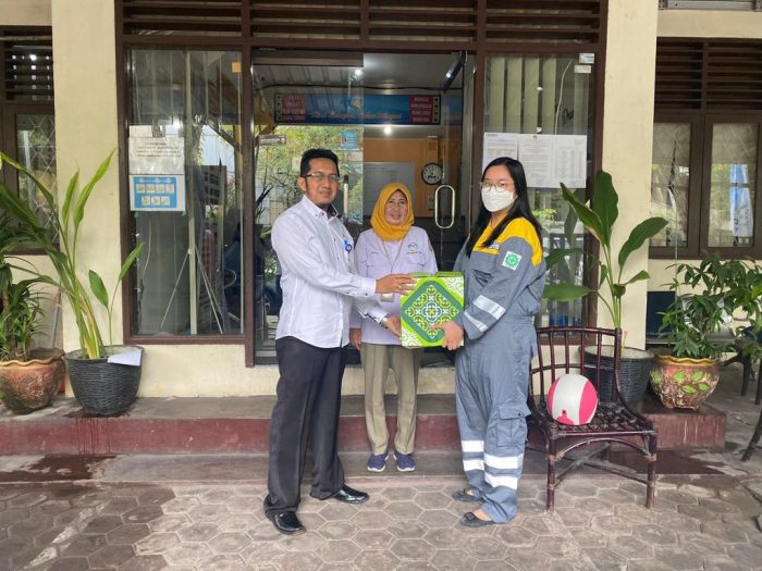Perwakilan RDMP Balikpapan JO menyerahkan paket sembako untuk Kelurahan Karang Jati Foto: HO RDMP Balikpapan JO.