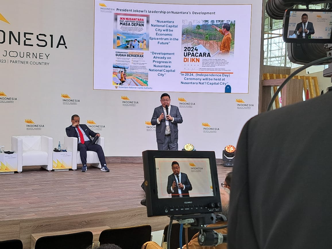 Pemaparan Materi Investasi Oleh Deputi Bidang Pendanaan dan Investasi Otorita Ibu Kota Nusantara, Agung Wicaksono di Pavillion Indonesia Infinite Journey, Hall 2, Hannover Messe 2023, Jerman. Foto:HO OIKN