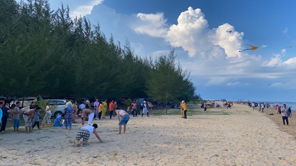 Suasana Libur Lebaran di Pantai Segara Sari (Manggar) Foto: Niken/BorneoFlash.com