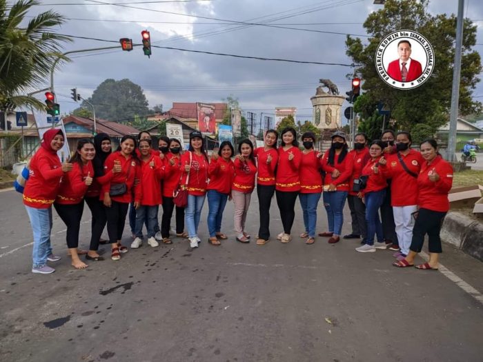 Komunitas Putri Ringeeng komunitas besutan Maria Christina Mozes tersebut langsung menyambangi dua anak yang mengalami Stunting di Kampung Lingau, Kecamatan Nyuatan Foto: ist