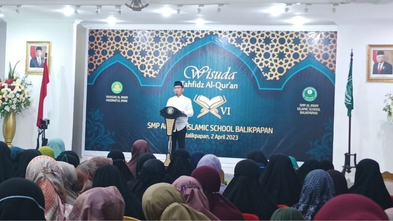 Wali Kota Balikpapan H Rahmad Mas'ud saat memberikan sambutan Wisuda Tahfidz Al Qur'an ke VI SMP Al Iman Islamic School Balikpapan, di Aula Rumah Jabatan Wali Kota Balikpapan, pada hari Minggu (2/5/2023). Foto: BorneoFlash.com/Niken Sulastri.