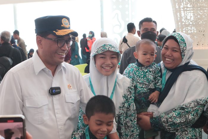 Menteri Perhubungan Budi Karya Sumadi Bersama Jamaah Umroh. Foto: HO.