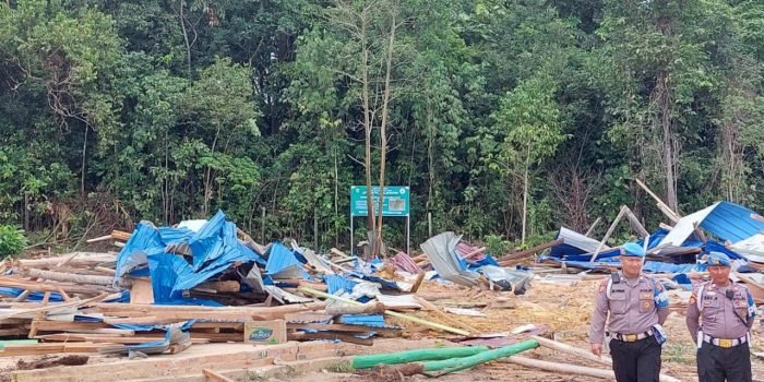 Pembongkaran arena perjudian Sabung Ayam dan Dadu di Lokasi Pulau Balang Kilometer 23 RT 11, Kelurahan Kariangau Kecamatan Balikpapan Barat, Minggu (16/4/2023). Foto: BorneoFlash.com/Niken Sulastri.