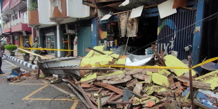 Salah satu ruko di kawasan Jalan Jenderal Sudirman, Kelurahan Klandasan Ulu, Kecamatan Balikpapan Kota ambruk, pada hari Jumat (14/4/2023). Foto: BorneoFlash.com/Niken Sulastri.