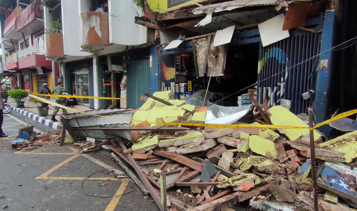 Baru 30 Menit Usai Amankan Barang, Toko Bangunan di Klandasan Ambruk