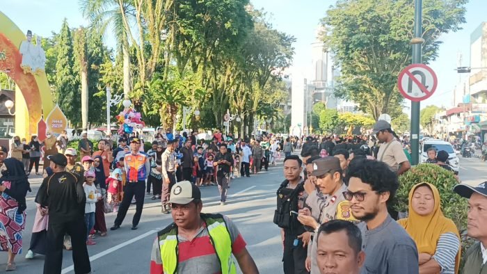 Antusias masyarakat menyaksikan Pawai Ta'aruf MTQ ke 44 Tingkat Provinsi Kaltim. Foto: BorneoFlash.com/Niken Sulastri.