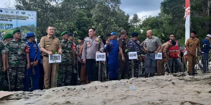 Bupati Paser Fahmi Fadli saat melakukan penanaman pohon mangrove nasional secara serentak, yang diselenggarakan oleh Kodim 0904/PSR di Pantai Paser Mayang, Kecamatan Kuaro, Kabupaten Paser, Kalimantan Timur, Senin (15/5/2023) Lalu. Foto: HO.
