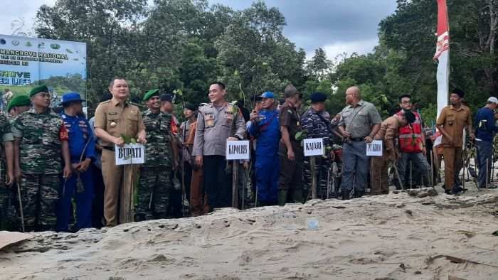 Bupati Paser Fahmi Fadli saat melakukan penanaman pohon mangrove nasional secara serentak, yang diselenggarakan oleh Kodim 0904/PSR di Pantai Paser Mayang, Kecamatan Kuaro, Kabupaten Paser, Kalimantan Timur, Senin (15/5/2023) Lalu. Foto: HO.