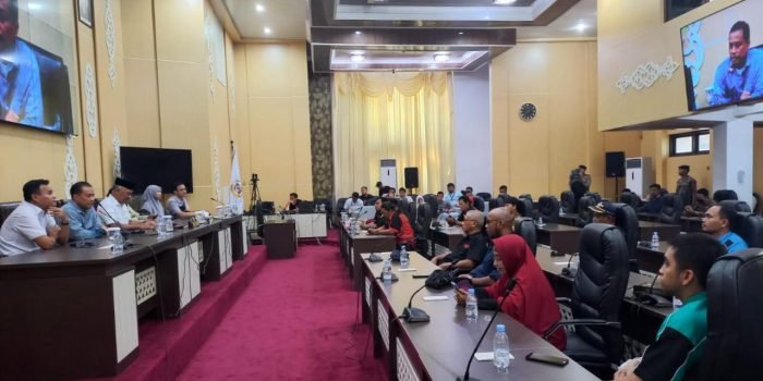 DPRD Terima Petisi May Day dari Forum Komunikasi Serikat Pekerja dan Serikat Buruh Kota Balikpapan