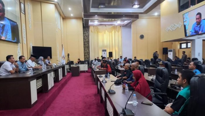 DPRD Kota Balikpapan menerima Forum Komunikasi Serikat Pekerja dan Serikat Buruh (FK SP/SB) Kota Balikpapan, di Ruang Rapat Paripurna pada hari Senin (1/5/2023). Foto: BorneoFlash.com/Niken Sulastri.