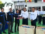 Danlanal Balikpapan, Kolonel Laut (P) Rasyid Al Hafiz saat menyerahkan bantuan kepada Gabungan Nelayan Balikpapan (GNB). Foto: BorneoFlash.com/Niken Sulastri. 