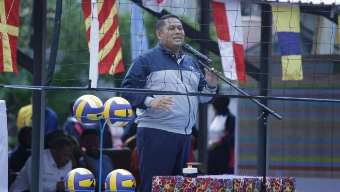 Danlanal Balikpapan, Kolonel Laut (P) Rasyid Al Hafiz., MMaritimePol., M. Tr. Hanla.,membuka Turnamen Bola Voli Danlanal Cup Tahun 2023, di Mako Lanal Balikpapan, Selasa (9/5/2023). Foto: BorneoFlash.com/Niken Sulastri.