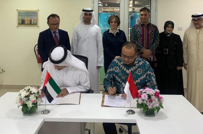 Deputi Bidang Pendanaan dan Investasi OIKN, Agung Wicaksono saat menandatangani NDA dengan Perusahaan asal Dubai Alserkal Group - Envirol, di Dubai, Persatuan Emirat Arab (PEA), pada Selasa (9/5/2023).  Foto: BorneoFlash.com/Ist.