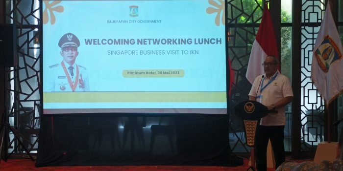 Duta Besar Indonesia untuk Singapura, Suryo Pratomo saat memberikan sambutan pada Welcoming Networking Lunch Singapore Business Visit to IKN, di Hotel Platinum Balikpapan, pada hari Selasa (30/5/2023). Foto: BorneoFlash.com/Niken Sulastri.