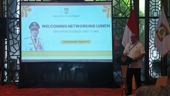 Duta Besar Indonesia untuk Singapura, Suryo Pratomo saat memberikan sambutan pada Welcoming Networking Lunch Singapore Business Visit to IKN, di Hotel Platinum Balikpapan, pada hari Selasa (30/5/2023). Foto: BorneoFlash.com/Niken Sulastri. Duta Besar Indonesia untuk Singapura, Suryo Pratomo saat memberikan sambutan pada Welcoming Networking Lunch Singapore Business Visit to IKN, di Hotel Platinum Balikpapan, pada hari Selasa (30/5/2023). Foto: BorneoFlash.com/Niken Sulastri.