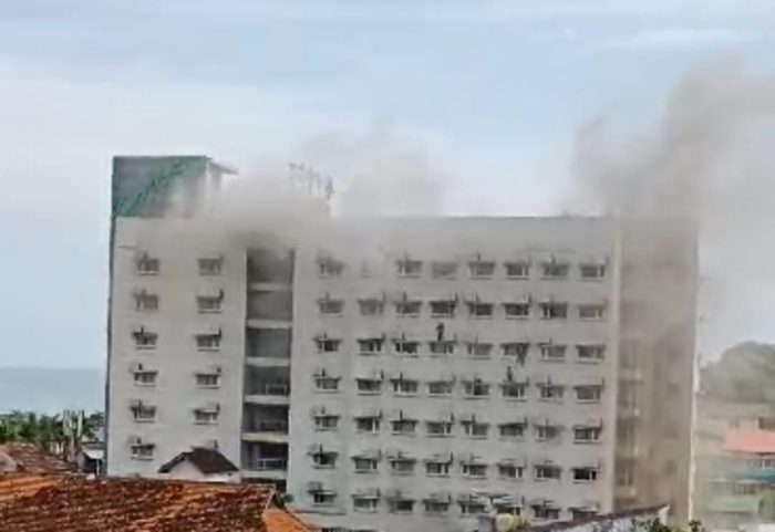 Kebakaran Hotel Whiz Prime Balikpapan pada hari Selasa (16/5/2023). Foto: BorneoFlash.com/Ist.