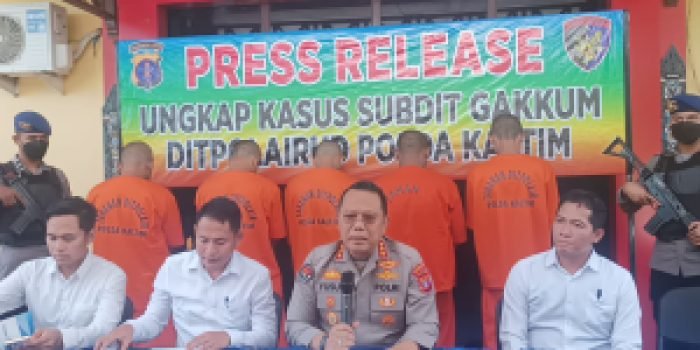 Kepala Bidang Humas Polda Kaltim, Kombes Pol Yusuf Sutejo didampingi Kasubdit Gakkum Ditpolairud Polda Kaltim, Kompol Adik Listiyono saat press release, di Halaman Mako Polairud Polda Kaltim, pada hari Senin (22/5/2023). Foto: HO/Humas Polda Kaltim.