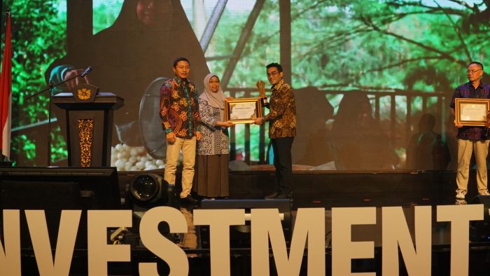 Kepala DPMPTSP Kaltim, Puguh Harjanto bersama Direktur Wilayah II Kementerian Investasi, Rita S.Kom memberikan penghargaan kepada KIdeco yang diterima oleh Wakil Direktur Eksternal, Legal dan Security Erlangga Gaffar. Foto: HO/PT Kideco Jaya Agung.