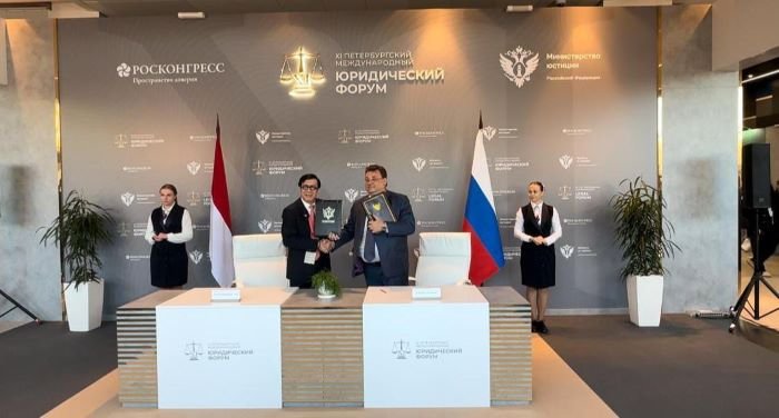 Menteri Hukum dan HAM, Yasonna H. Laoly menandatangani MoU bersama Menteri Kehakiman Rusia, Konstantin Anatolievich Chuychenko, dalam rangkaian acara 11st. Saint. Petersbug International Legal Forum 2023 pada Kamis (11/5/2023). Foto: HO. Menteri Hukum dan HAM, Yasonna H. Laoly menandatangani MoU bersama Menteri Kehakiman Rusia, Konstantin Anatolievich Chuychenko, dalam rangkaian acara 11st. Saint. Petersbug International Legal Forum 2023 pada Kamis (11/5/2023). Foto: HO.
