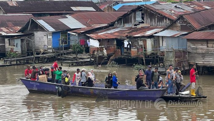 Mulai dari Forkopimda, TNI, Bidang SDA Dinas PUPR Provinsi Kaltim, Balai Wilayah Sungai (BWS) Kalimantan Timur, mahasiswa Universitas Mulawarman, Mapala Mahameru Politeknik Negeri Samarinda, Duta Peduli Sampah, Forum Pemuda Gunung Lingai, Komunitas Nelayan, serta masyarakat setempat turun ke Sungai Karang Mumus. Foto: Akun instagram pemkot samarinda.