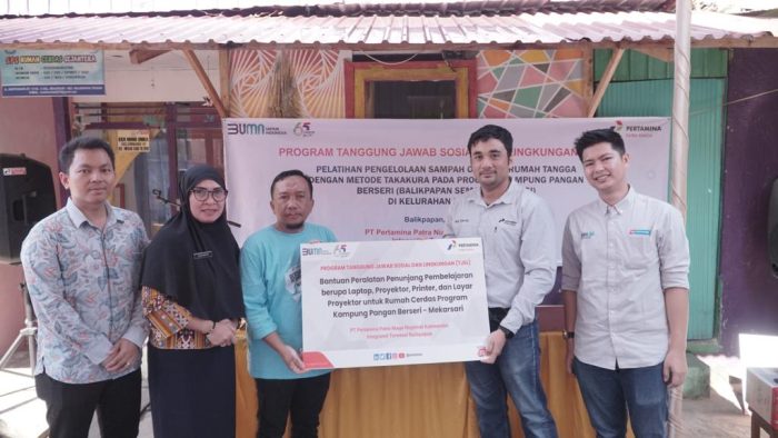 PT Pertamina Patra Niaga di Regional Kalimantan memberikan pelatihan kepada warga di Kecamatan Mekarsari, Kota Balikpapan, Kalimantan Timur. mengenai pengelolaan sampah organik rumah tangga dengan metode "takakura". pada Kamis (25/5/2023) lalu. Foto: HO.