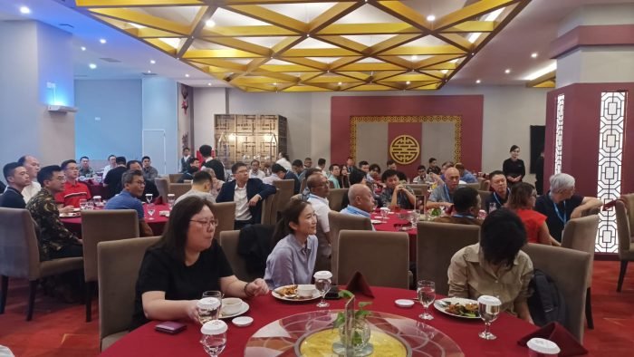 Para pengusaha Singapura dijamu makan siang oleh Wali Kota Balikpapan, H Rahmad Mas'ud di Hotel Platinum Balikpapan, pada hari Selasa (30/5/2023). Foto: BorneoFlash.com/Niken Sulastri.