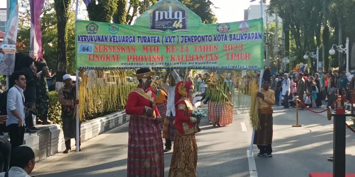 Pawai Ta'aruf dalam rangka menyambut pelaksanaan MTQ ke 44 Tingkat Provinsi Kaltim di Kota Balikpapan Senin (15/5/2023) sore. Foto: BorneoFlash.com/Niken Sulastri.