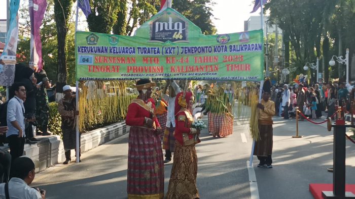 Pawai Ta'aruf dalam rangka menyambut pelaksanaan MTQ ke 44 Tingkat Provinsi Kaltim di Kota Balikpapan Senin (15/5/2023) sore. Foto: BorneoFlash.com/Niken Sulastri.