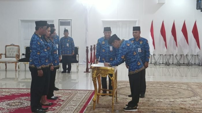 Pelantikan dan pengambilan sumpah dilakukan secara langsung oleh Wali Kota Balikpapan H Rahmad Mas'ud, di Auditorium Balai Kota Balikpapan pada hari Senin (29/5/2023) siang. Foto:BorneoFlash.com/Niken Sulastri.