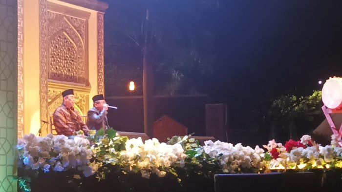 Pembacaan qiroah oleh Prof Said Aqil Husein Al Munawwar bersama Drs KH. Muhammad Ali Qori terbaik 1 Internasional antar Bangsa MTQ Internasional pada tahun 1990 di Malaysia. Foto: BorneoFlash.com/Niken Sulastri.