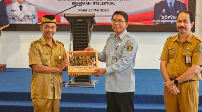 Penandatangan 2 (dua) MoU dilaksanakan oleh Kepala Kantor Wilayah Kemenkumham Kalimantan Timur yang diwakili oleh Kepala Divisi Pelayanan Hukum dan HAM, Dulyono dan Bupati Paser yang diwakili oleh Staf Ahli Bupati Paser Bidang Pemerintahan, Amirudin Ahmad, di di Ballroom Hotel Kyriad Sadurengas Tanah Grogot, pada hari Selasa 23 Mei 2023. Foto: BorneoFlash.com/Ist. 

