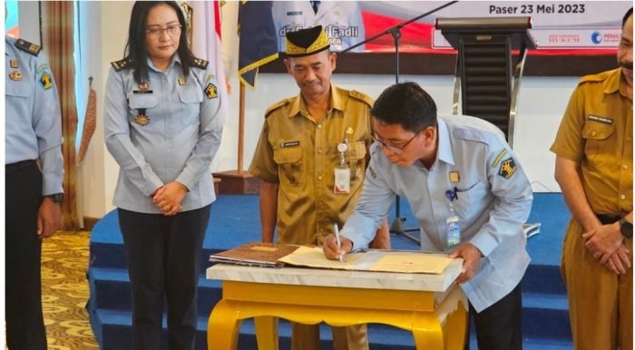Penandatangan 2 (dua) MoU dilaksanakan oleh Kepala Kantor Wilayah Kemenkumham Kalimantan Timur yang diwakili oleh Kepala Divisi Pelayanan Hukum dan HAM, Dulyono dan Bupati Paser yang diwakili oleh Staf Ahli Bupati Paser Bidang Pemerintahan, Amirudin Ahmad, di di Ballroom Hotel Kyriad Sadurengas Tanah Grogot, pada hari Selasa 23 Mei 2023. Foto: BorneoFlash.com/Ist.