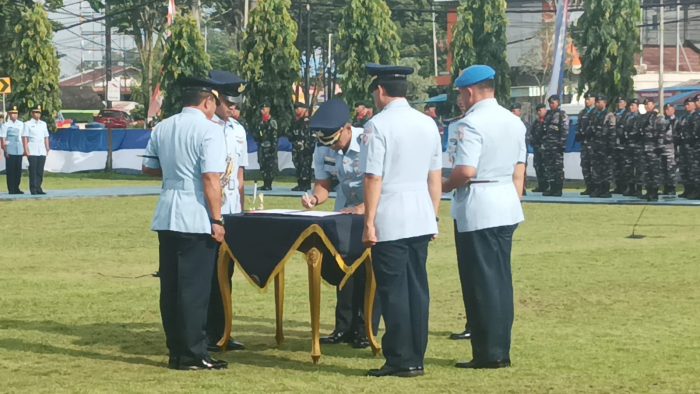Penandatangan pakta integritas sertijab Danlanud Dhomber. Foto: BorneoFlash.com/Niken Sulastri.