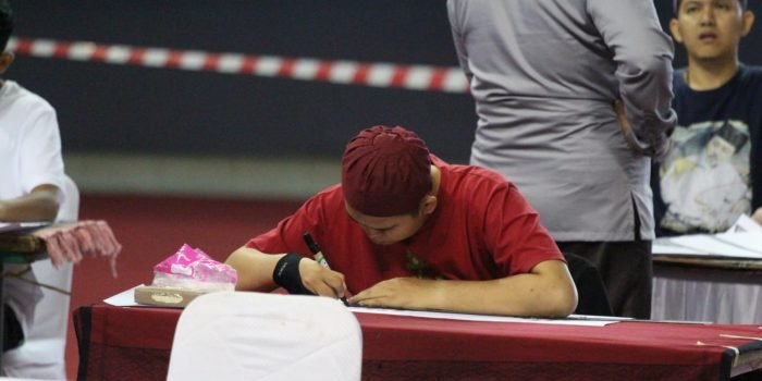 Peserta MTQ Kaligrafi dari 10 kabupaten kota mengikuti lomba Kaligrafi kategori dekorasi dan naskah, di gedung Dome, Balikpapan, Rabu (17/5/2023). Foto: BorneoFlash.com/Ist.