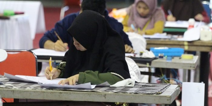 Peserta MTQ Kaligrafi dari 10 kabupaten kota mengikuti lomba Kaligrafi kategori dekorasi dan naskah, di gedung Dome, Balikpapan, Rabu (17/5/2023). Foto: BorneoFlash.com/Ist.