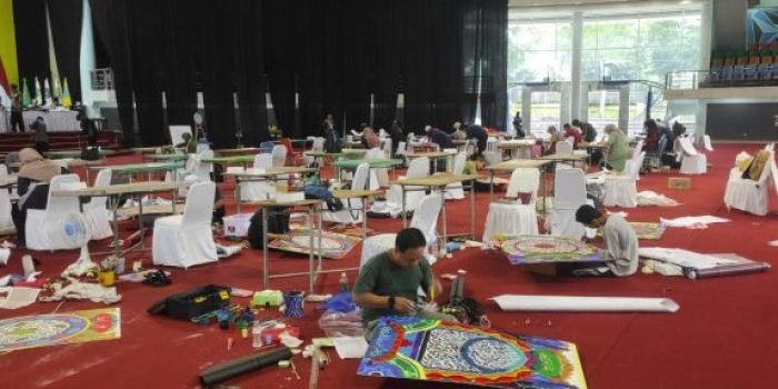 Peserta MTQ Kaligrafi dari 10 kabupaten kota mengikuti lomba Kaligrafi kategori dekorasi dan naskah, di gedung Dome, Balikpapan, Rabu (17/5/2023). Foto: BorneoFlash.com/Ist.