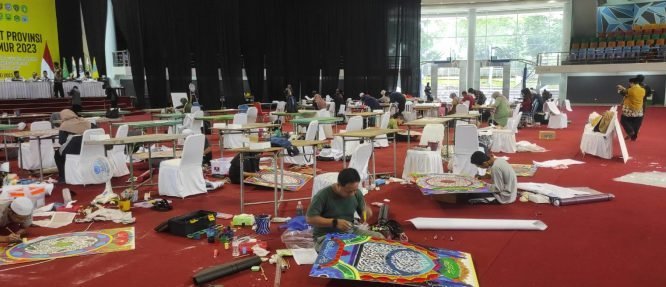 Peserta MTQ Kaligrafi dari 10 kabupaten kota mengikuti lomba Kaligrafi kategori dekorasi dan naskah, di gedung Dome, Balikpapan, Rabu (17/5/2023). Foto: BorneoFlash.com/Ist.
