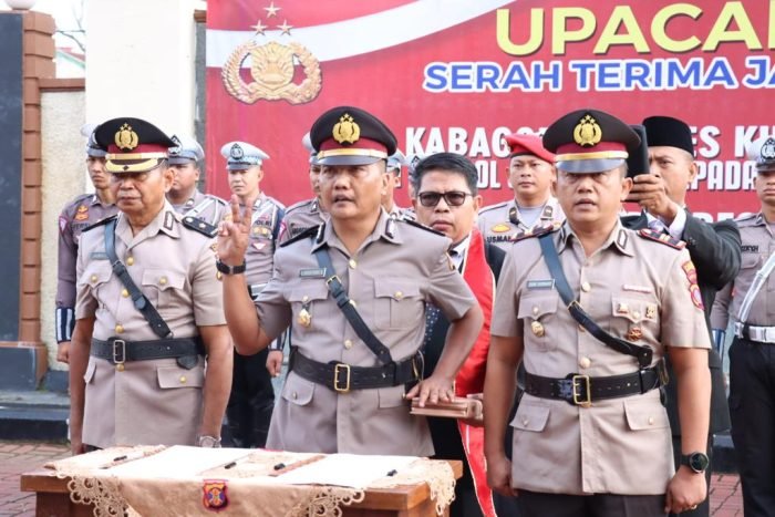 Serah terima Jabatan Kabag Ops dari Kompol Jumali S.H, kepada AKP Emanuel Teguh Budi Santoso, dan Kasat Intelkam dari AKP Emanuel Teguh Budi Santoso, kepada IPTU Didik Kurniadi. Foto: HO/Humas Polres Kubar. 

