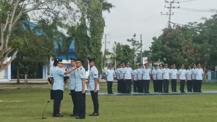 Serah terima jabatan Komandan Lanud Dhomber Kolonel Pnb Sidik Setiyono, kepada Komandan Lanud Dhomber, Kolonel Pnb David Ali Hamzah, di Mako Lanud Dhomber, Jalan Mulawarman Kelurahan Sepinggan, Kecamatan Balikpapan Selatan, pada hari Rabu (17/5/2023). Foto: BorneoFlash.com/Niken Sulastri.