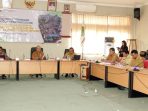 Wakil Bupati Mahulu Drs. Yohanes Avun, M.Si membuka acara Konsultasi Publik II Penyusunan KLHS Perubahan RPJMD Mahulu Tahun 2021-2026, di Ruang Rapat Bappelitbangda pada Selasa (24/5/2023). Foto: BorneoFlash.com/Prokopim Kabupaten Mahulu.