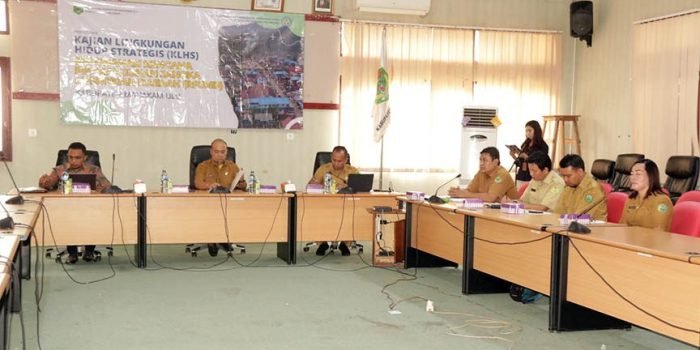 Wakil Bupati Mahulu Drs. Yohanes Avun, M.Si membuka acara Konsultasi Publik II Penyusunan KLHS Perubahan RPJMD Mahulu Tahun 2021-2026, di Ruang Rapat Bappelitbangda pada Selasa (24/5/2023). Foto: BorneoFlash.com/Prokopim Kabupaten Mahulu.