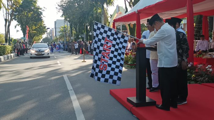 Wali Kota Balikpapan H Rahmad Mas'ud saat melepas Pawai Ta'aruf di Depan Balai Kota Balikpapan, Senin (15/5/2023). Foto: BorneoFlash.com/Niken Sulastri.