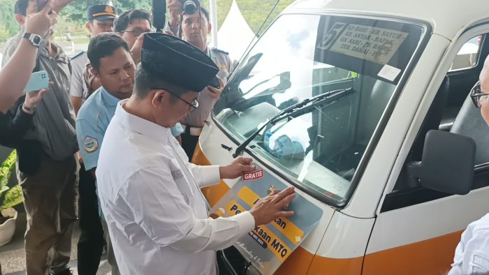 Wali Kota Balikpapan saat memasang stiker kepada perwakilan mobil angkot, di Halaman Kantor Dishub  pada hari Sabtu (13/5/2023). Foto: BorneoFlash.com/Niken Sulastri.