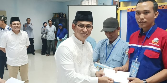 Wali Kota Balikpapan saat menyerahkan bantuan kepada perwakilan angkot, di Aula Kantor Dishub  pada hari Sabtu (13/5/2023). Foto: BorneoFlash.com/Niken Sulastri.