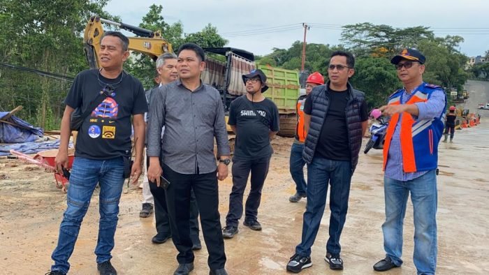 Wali Kota Balikpapan H Rahmad Mas'ud secara resmi membuka jalur dua Jalan MT Haryono, tepatnya di depan Global Sport. Foto: Niken/BorneoFlash.com