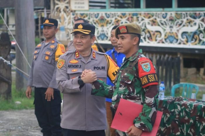 Kapolres Mahulu AKBP Anthony Rybok melakukan kunjungan kerja ke Pos Satgas Pamtas RI-Malaysia Yonarmed 5/Pancagiri, di Desa Batu Majang Kecamatan Long Bagun, Minggu (30/04/2023). Foto: Polda Kaltim