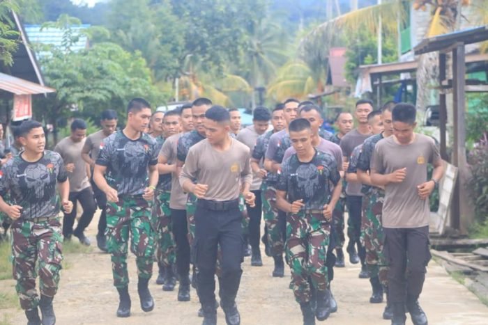 Kapolres bersama rombongan dan Prajurit Satgas Pamtas RI-Malaysia Yonarmed 5/Pancagiri melakukan kegiatan olahraga bersama diantaranya Lari Sore. Foto: Polda Kaltim