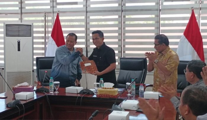 Wali Kota Balikpapan H Rahmad Mas'ud menerima Petisi May Day Tahun 2023 dari Forum Komunikasi Serikat Pekerja dan Serikat Buruh (FK SP/SB) Kota Balikpapan, di Ruang Rapat I Balai Kota Balikpapan, pada hari Senin (1/5/2023).